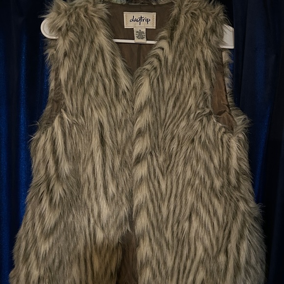 Daytrip Faux Fur Vest - Picture 3 of 4